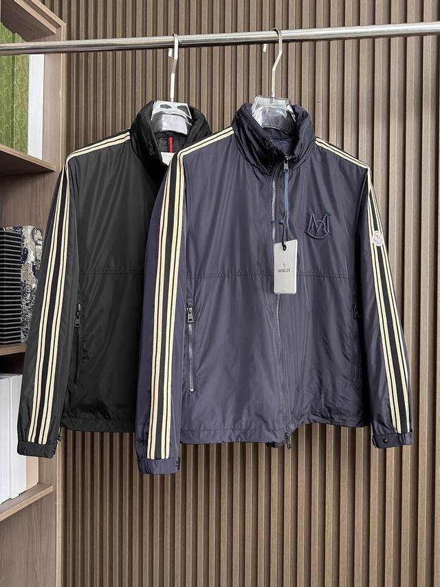 M家族男士高端时装款连帽户外夹克外套，25年早秋新款，官方专柜主推展示，香港洋行渠道，户外必选单品，独家出售。 在极简的基础上洐生出非凡的创意，用巧妙的设计手法