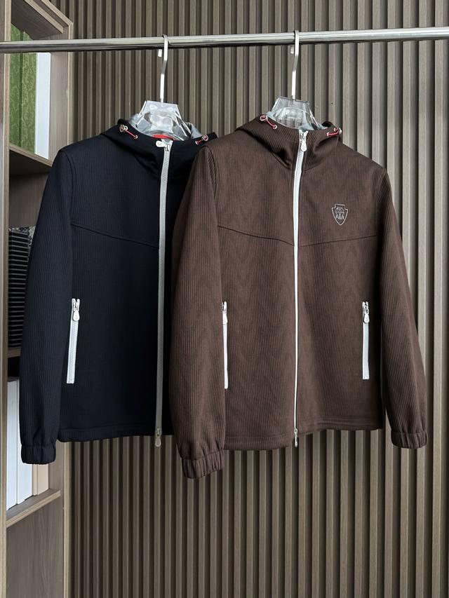 Bc家2025Fw男装秋冬新品条绒连帽外套Moto 连帽设计，在保持时尚感的同时，还能在一定程度上抵御风寒。领口内部带有品牌标签，胸前经典品牌刺绣图案，彰显品牌