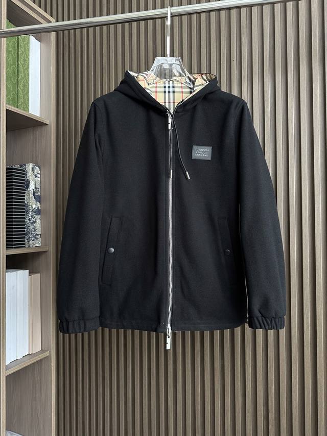 Bbr巴家25Fw秋冬新款羊毛连帽双面穿夹克外套，简约而利落的立领设计便足以吸引你的目光。不仅为整体造型增添了一份干练与精神，还能在微凉的天气里为颈部提供贴心的