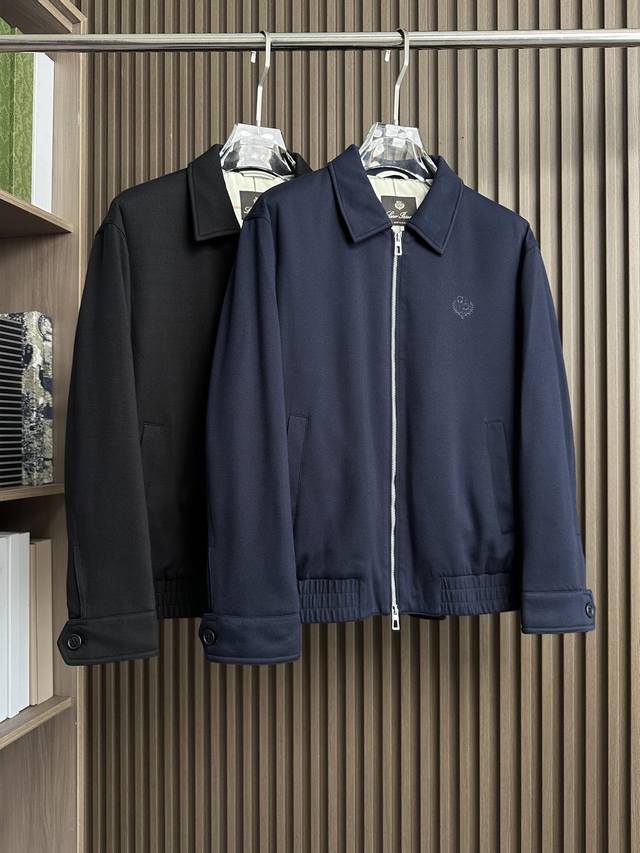 Bc家2025Fw男装秋冬新品翻领加厚外套Moto 翻领设计，在保持时尚感的同时，还能在一定程度上抵御风寒。领口内部带有品牌标签，胸前经典品牌刺绣图案，彰显品牌