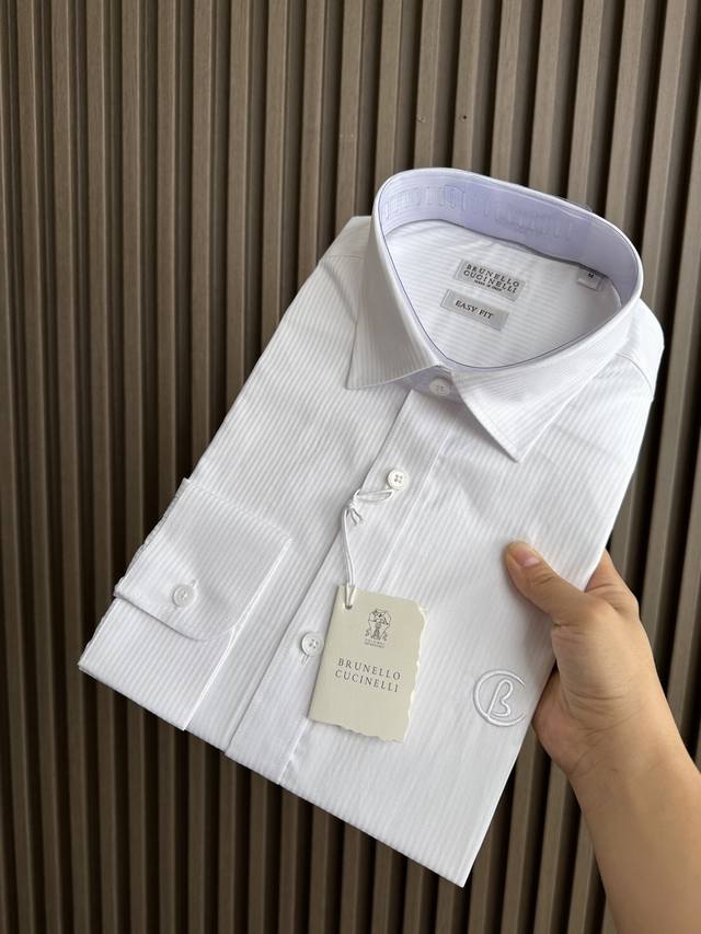 Bbr巴家25Fw秋冬新款条纹纯色衬衫，经典系列，色织图案属于颜值满分的高级产物，辨识度颇为鲜明，标签刺绣元素，巧妙点缀于胸前，非常惊艳且时髦的细节，颇具美感，