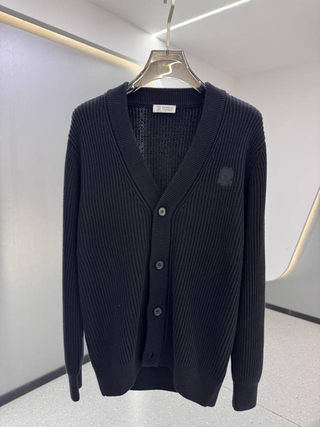 Bc 官网最新款秋冬14针高密提花针织开衫 甄选440克14针棉混纺材质 既有棉的质感软糯亲肤又具有糯实的结构 精编提花肌理选用人造纤维织物 纽扣开合舒适百搭上