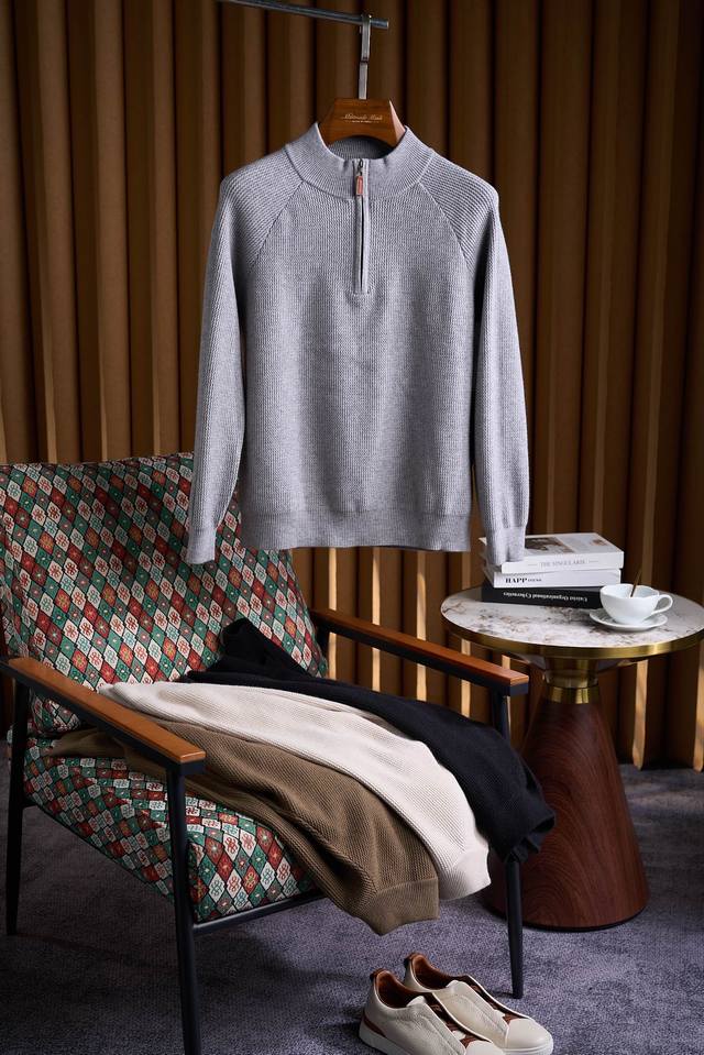 皮革半拉链针织衫，选用含34.6%羊毛提花元宝针织法插肩袖立领针织衫男士半拉链立领针织衫，质感上新，暖意随行。 精选含34.6%羊毛面料，自带细腻柔软触感，贴身
