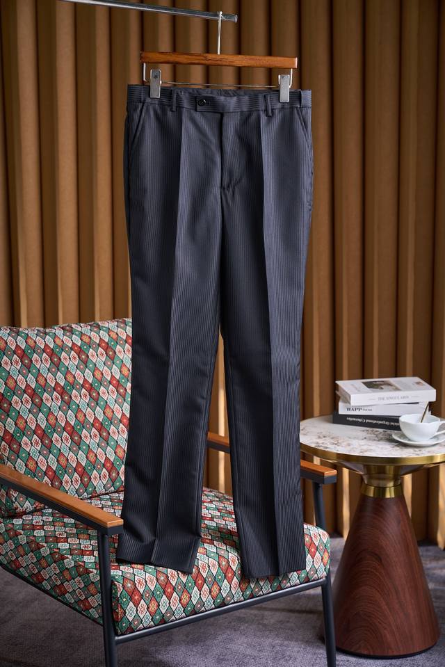 明星不二之选！优雅品位低调沉稳竖条纹精细羊毛平驳领套西 被夸爆了的黑色条纹西装！！谁穿谁好看！ 独有黑色条纹西服的高级质感，暗暗的黑色条紋不会像黑色西装较为正式