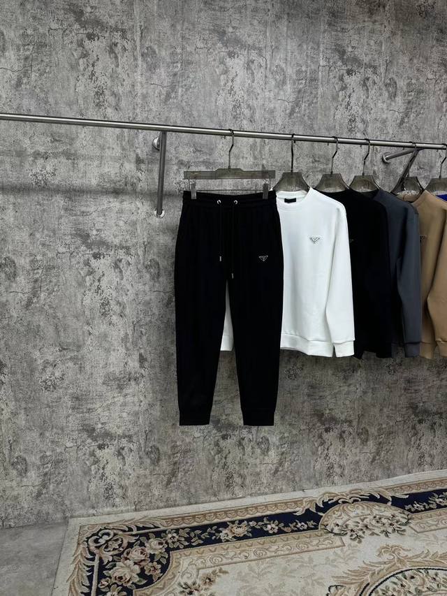 2025Ss秋冬新品 Pr*Da 男士时尚运动红标轻质休闲运动裤裤 经典的裁剪裤型永不过时.领略“面料之王”的最新体验.客供贸易渠道.搭配任何装束均可轻松驾驭.