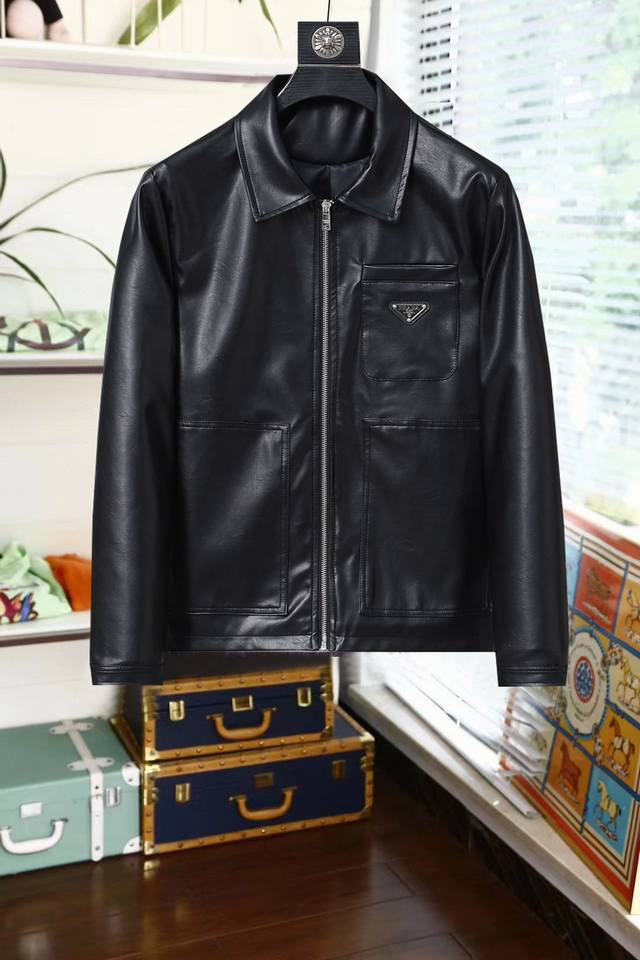 普拉达 官网同款，三标齐全，提前发售！2025春秋皮衣新款男士夹克外套，原单三标齐全高端版本！专柜定制面料 透气舒适度高，细节无可挑剔，品牌元素设计理念，体现高