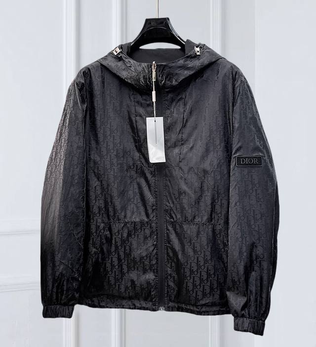 迪奥 2025春秋新款休闲夹克外套，最新时尚休闲夹克，时尚夹克外套基础常规的连帽夹克版型裁剪，上身百搭简约不挑人，轻松应对各种场合与环境，属于日常通勤必备的臻品