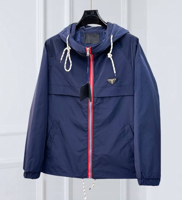 普拉达 2025春秋新款休闲夹克外套，最新时尚休闲夹克，时尚夹克外套基础常规的连帽夹克版型裁剪，上身百搭简约不挑人，轻松应对各种场合与环境，属于日常通勤必备的臻