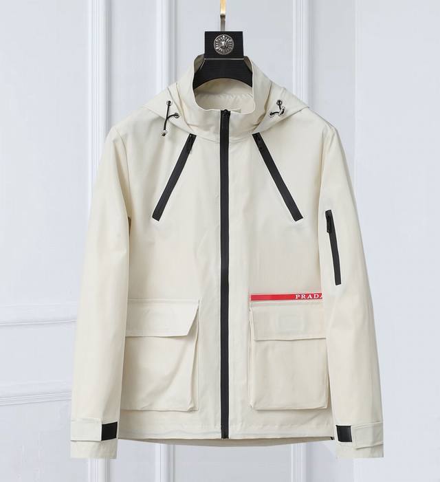 普拉达 官网同款，提前发售！ Ss开秋新款男士夹克外套，原单三标齐全高端版本！专柜定制面料 透气舒适度高，细节无可挑剔，品牌元素设计理念，体现高品质。手感细腻柔