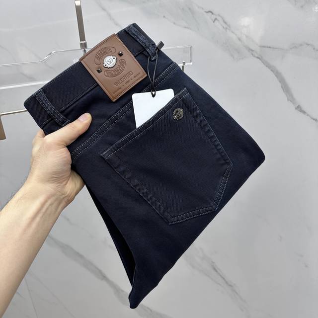 Valentino华伦天奴 2025早秋新品休闲牛仔裤。官网同步发售，裤身工艺设计，定制五金辅料、面料定制，代工厂P出品免检！每个细节做到极致。原版五金配件，潮