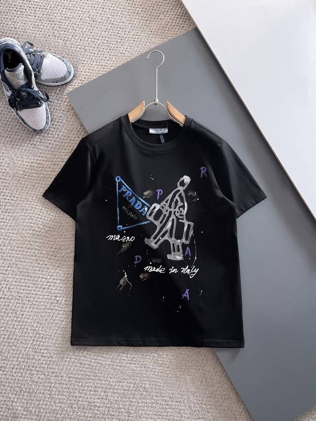 普拉达高定面料 2025春夏新品上市时尚经典圆领短袖时尚单品设计，更加时尚舒适，高标准定制，上身非常有型，采用重磅280G双纱精梳棉材质 面料质感非常细腻，细节