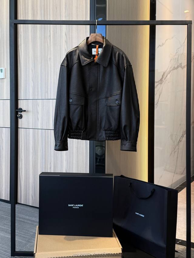Ysl 2025新款 男装泡泡羊皮革飞行员夹克 真皮原厂. 非市面通货 真皮原厂. 非市面通货 真皮原厂. 非市面通货 延续 Ysl 标志性的 飞行员夹克剪裁，
