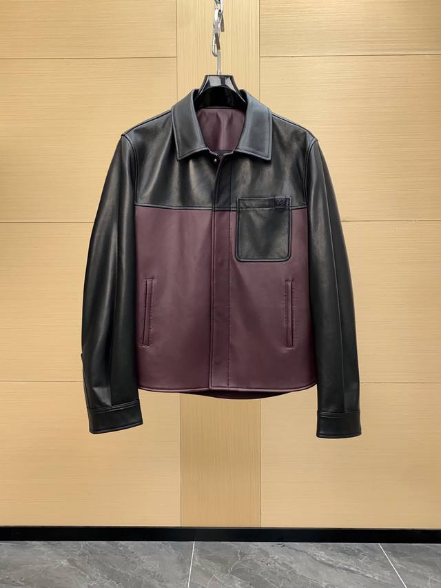 Loewe 25Fw 男士羊皮衬衫 复古效果纳帕小羊皮套头衫经典翻领 以中等重量的复古效果纳帕小牛皮制成的套头衫。*宽松版型*常规长度 经典衣领*纽扣袖口*暗扣