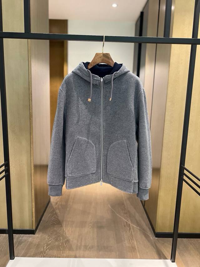 重磅精英柜台品，Bc正反两穿羊绒连帽外套！渠道贸易精品必入！ 超重工款，极简老钱风！纯手工双面复合工艺，依然柜上货品省款！60%羊毛40%羊绒，隔着屏幕的高级感