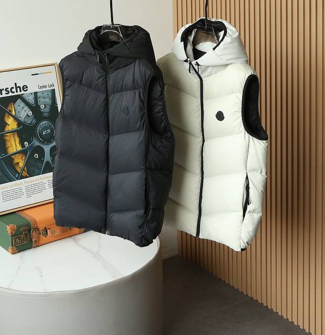 2025 秋冬新款 Mo*Cler蒙口背心羽绒服设计感与颜值爆棚的羽绒服品控可以直接入手，不容过错的高端臻品！ 颜色：黑色 白色 码数：M-3Xl秋冬Fxy