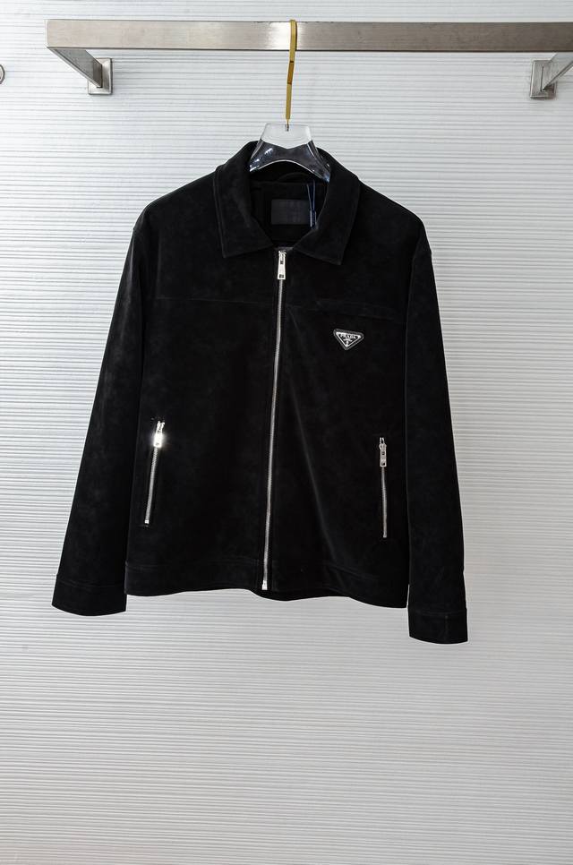 Pra#Da普拉#达 325Fw 翻领皮质夹克外套#仿鹿皮料质地柔软，好打理不易破，穿着舒适不易变形，呈现别具一格的造型效果。优质皮材质打造，拥有自然的纹理与光