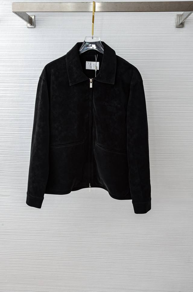 Di#Or 325Fw 翻领皮质夹克外套#仿鹿皮料质地柔软，好打理不易破，穿着舒适不易变形，呈现别具一格的造型效果。优质皮材质打造，拥有自然的纹理与光泽度，拥有