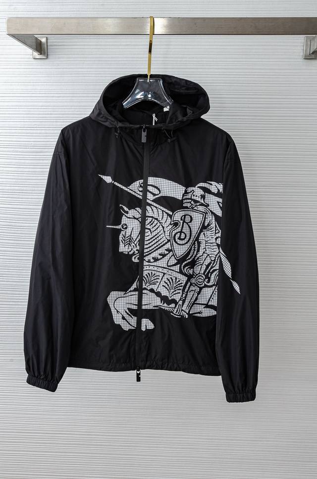 Burbe#* Rry 3 25Fw 高版本尼龙夹克连帽外套，选用意大利精纺褶饰尼龙面料打造，呈现宽松版型。融入马术骑士徽标 Ekd 理念致敬品牌为探险先驱提供