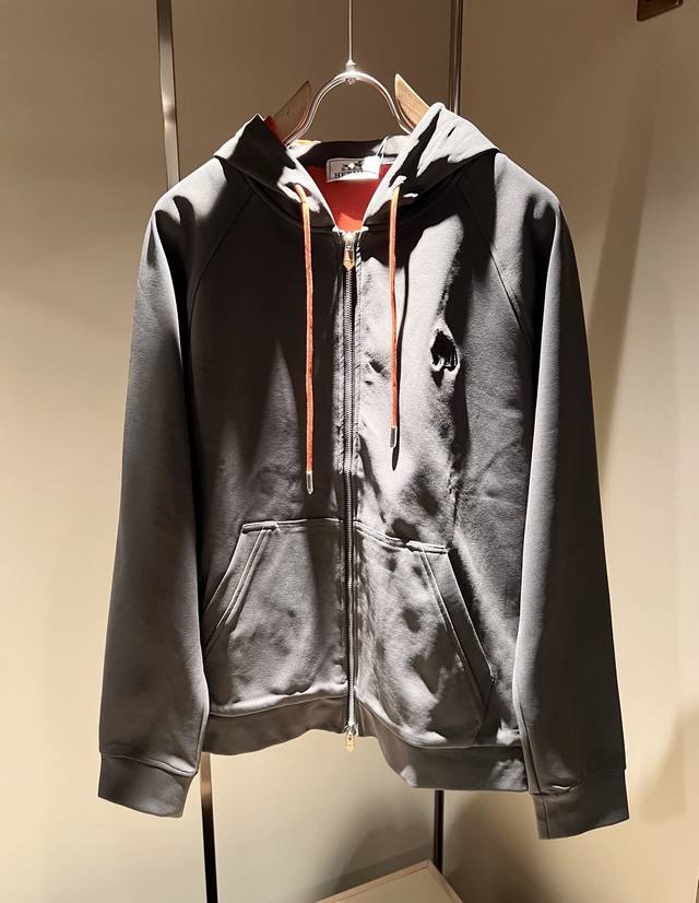 Herm*S爱*仕 2025秋冬男士高端休闲套装，海外贸易公司渠道订单 ！上海恒隆店在售！高级、简约，工艺和用料方面都颇为考究，对于品质的追求非常严谨和苛刻，用