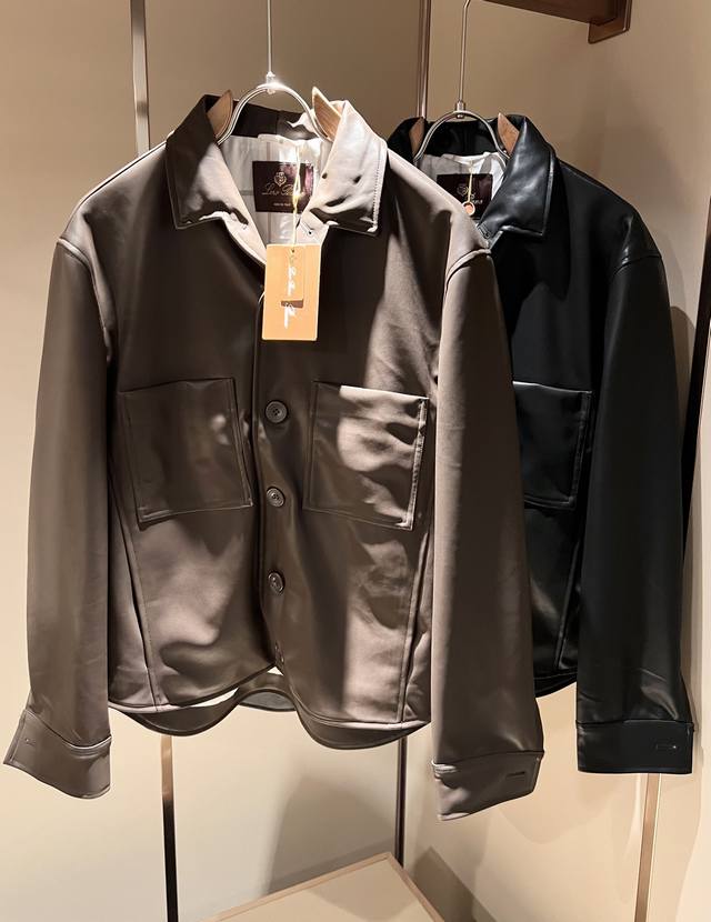 Loro Piana诺悠翩雅 2025秋冬新品男士休闲夹克外套，外贸公司订单！客供洗水皮材质，胸前Logo图案设计！经典的专有织物之一！ 质地轻盈、触感又柔软细