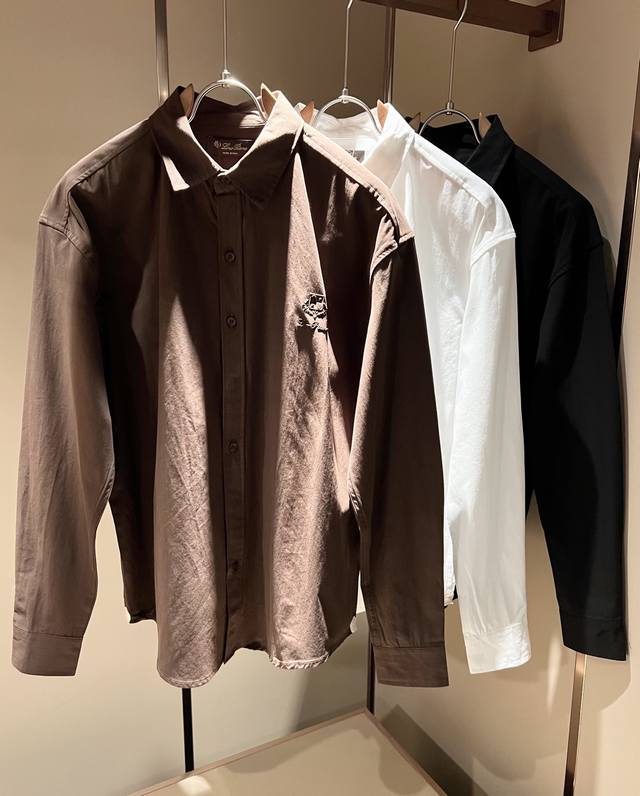 Loro Piana诺悠翩雅 2025秋冬男士最新的贸易订单翻领衬衣，全品相！！采用Logo压胶设计！上身舒适透气，不僵硬，整体有着丰富的立体感，品质出口订单，