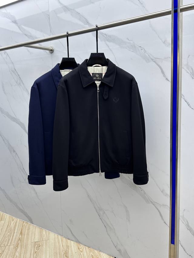 Lp2540Ss秋冬新品翻领商务外套夹克！独家定制面料，简单大方 干净利落剪裁 ，手感软糯干爽，上身效果挺括有型。立体裁剪工艺，版型上都是高标准，恰当好处的廓型