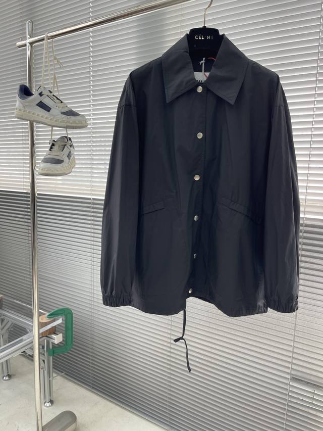 Jil Sander 印花夹克外套 定制丝韵全棉奢感料 挺阔有型 舒适贴肤 以纯粹至极的黑色为底色 深邃而包容 前幅以同质化 Clean Fit 精心雕琢 纯净