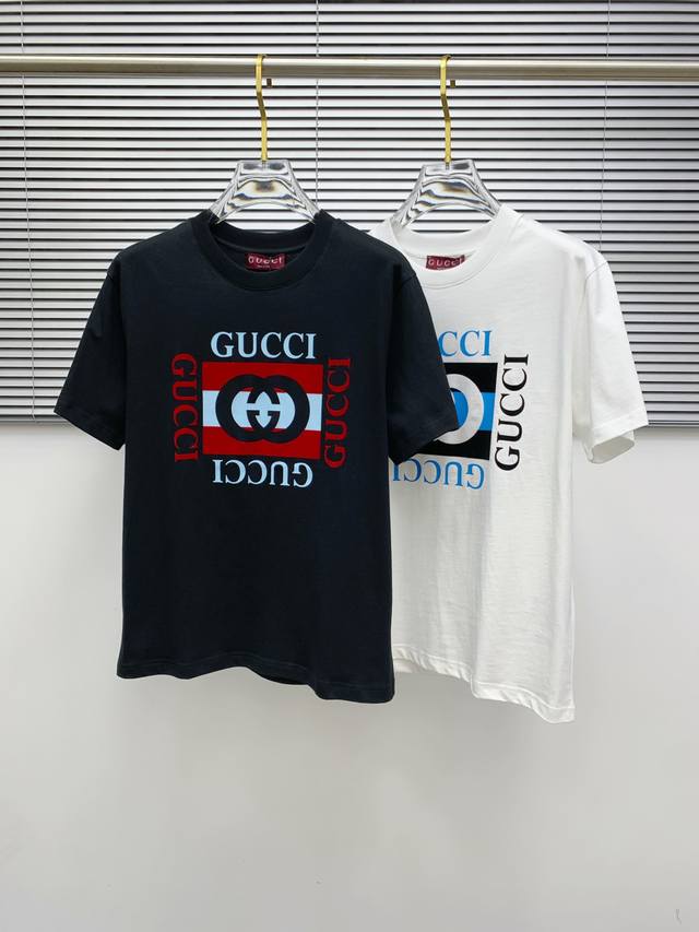 古驰2025春夏新款男女同款短袖T恤，最新款全网独家首上！！~既经典有时尚百搭，谁不爱啊，将经典再次展现，非常的耐看，自带低奢光环与辨识度！传统的品牌理念和现代