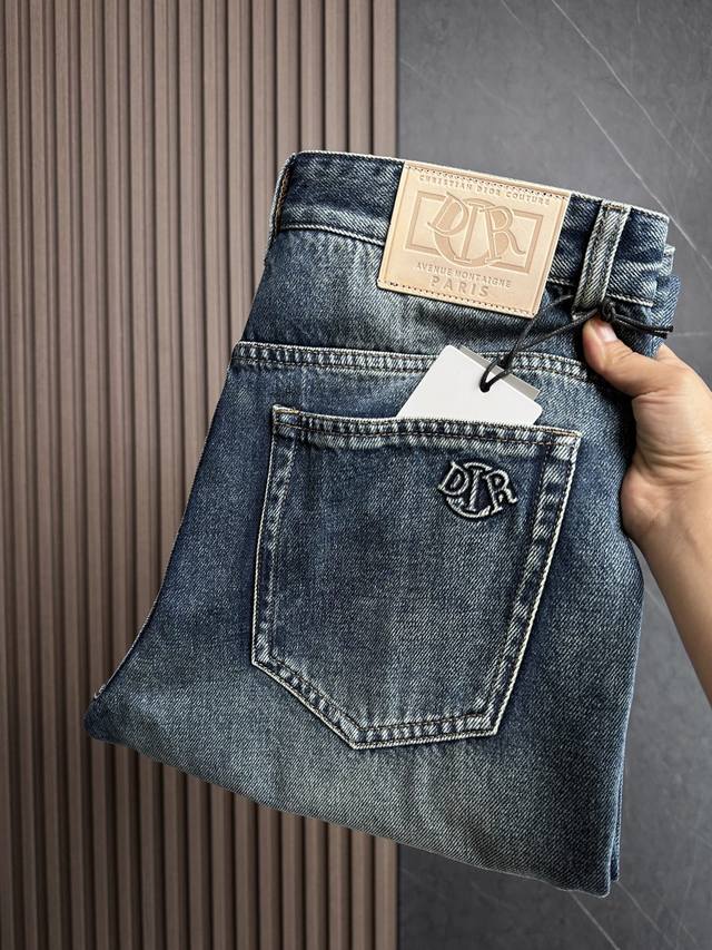 Cd迪家25Fw秋冬最新款休闲牛仔裤，面料带弹力，舒适度高，后口袋经典品牌字母设计，宽直筒版型，经典永不过时，耐穿又时尚 码数：30，31，32，33，34，3