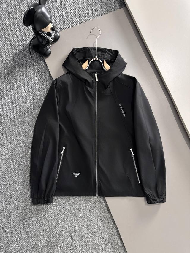 阿玛尼 双面 2025秋冬新款爆款专柜新款休闲时尚夹克 超前卫设计风格 细腻舒适 穿着非常轻便不易起皱。多重重工艺 整体的设计颇具视觉感，上身休闲有型，有一定的