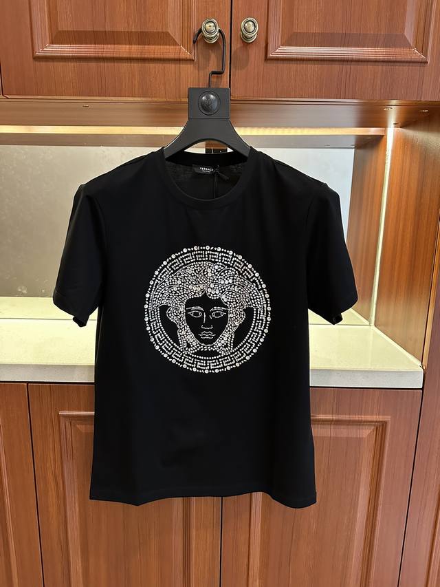 范家2025年春夏官网同款同步上新圆领短袖T恤。采用客供双丝光面料，胸前配以美杜莎女王图案品牌采用进口中东钻高温烫钻工艺构成彰显品牌奢华，与Zp一致不是小厂能复