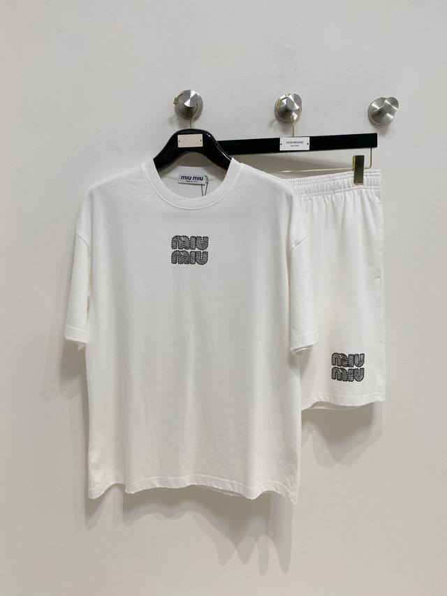 Miumiu高端定制 2025春夏新款首发专柜最新款短袖短裤休闲潮男套装套装 重工凹凸图案设计 领子袖子做破洞设计 高端订制 设计前卫时尚 品牌Logo重工艺设