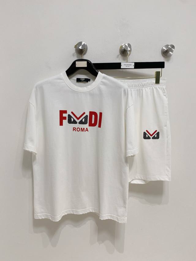 芬迪高端定制 2025春夏新款首发专柜最新款短袖短裤休闲潮男套装套装 重工凹凸图案设计 领子袖子做破洞设计 高端订制 设计前卫时尚 品牌Logo重工艺设计 高端