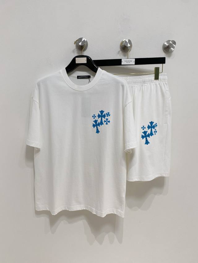 克罗心高端定制 2025春夏新款首发专柜最新款短袖短裤休闲潮男套装套装 重工凹凸图案设计 领子袖子做破洞设计 高端订制 设计前卫时尚 品牌Logo重工艺设计 高  克罗心高端定制 2025春夏新款首发专柜最新款短袖短裤休闲潮男套装套装 重工凹凸图案设计 领子袖子做破洞设计 高端订制 设计前卫时尚 品牌Logo重工艺设计 高