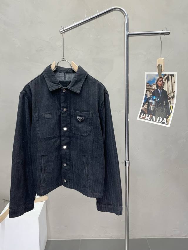 Prada普拉达独家专供最新时尚春秋牛仔夹克，经典设计感与颜值爆棚的外套，品质更是无法挑剔品控可以直接入手，不容过错的高端臻品！通过细节图片便可感受到它强悍的气