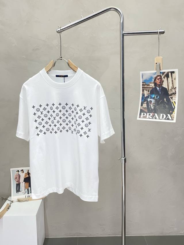 Louis Vuitton路易威登独家专供新款男士休闲短袖 高端定制 高端版本 时尚百搭爆款进口面料 手感超柔软细腻 穿着亲肤舒适 高端精品 代工厂P精细做工