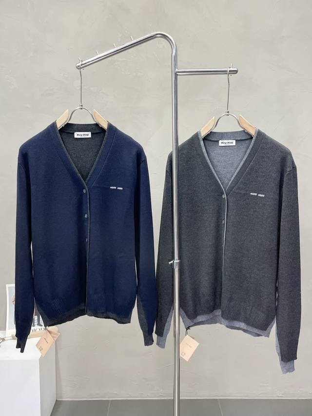 Miumiu谬谬独家专供最新时尚毛衣 拼色字母Logo单排扣长袖针织衫 经典设计感与颜值爆棚的明星同款外套男女可穿品质更是无法挑剔品控可以直接入手，不容过错的高