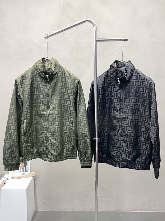 Fendi芬迪独家专供最新时尚夹克。 经典设计感与颜值爆棚的外套，品质更是无法挑剔品控可以直接入手，不容过错的高端臻品！通过细节图片便可感受到它强悍的气场，聚温