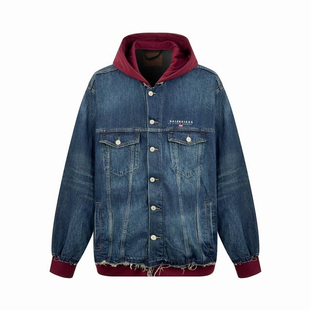 Balenciaga 刺绣牛仔兜帽外套 定制雾蓝锁纹纯棉牛仔料 以及赤焰磨绒卫衣料 质感卓越 温润如棉 舒适贴肤 以经典靛蓝丹宁作主基调 而亮眼的赤焰红在纤维间