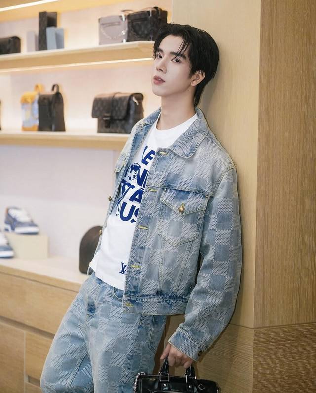 外套- 。Louis Vuitton 棋盘格牛仔外套 面料：采用7*7支斜纹，12按纯棉牛仔布，面料提花出棋盘格标志性与Lv联名Logo，整体版型非常厚实，成衣