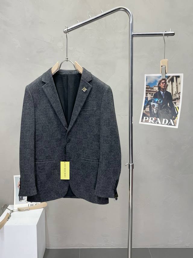 Burberry巴宝莉新款西服套装，外贸公司订单 简约休闲西装外套，独家专供进口原版聚酯纤维面料，透气柔软保暖性很强，笔挺垂感十足，整件衣服车工走线整齐平整，所