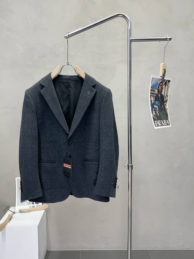 Zegna杰尼亚新款西服套装，外贸公司订单 简约休闲西装外套，独家专供进口原版聚酯纤维面料，透气柔软保暖性很强，笔挺垂感十足，整件衣服车工走线整齐平整，所有五金