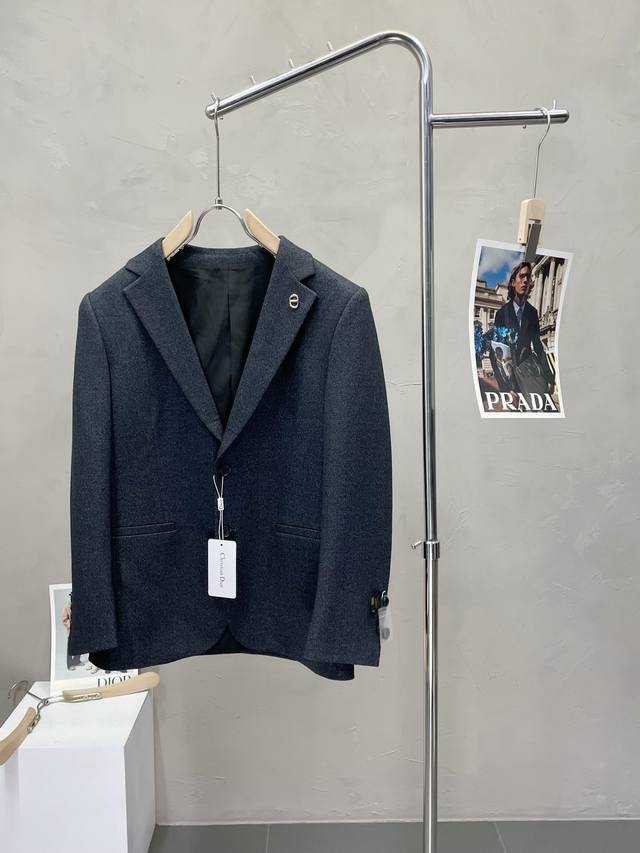 Dior迪奥新款西服套装，外贸公司订单 简约休闲西装外套，独家专供进口原版聚酯纤维面料，透气柔软保暖性很强，笔挺垂感十足，整件衣服车工走线整齐平整，所有五金附料