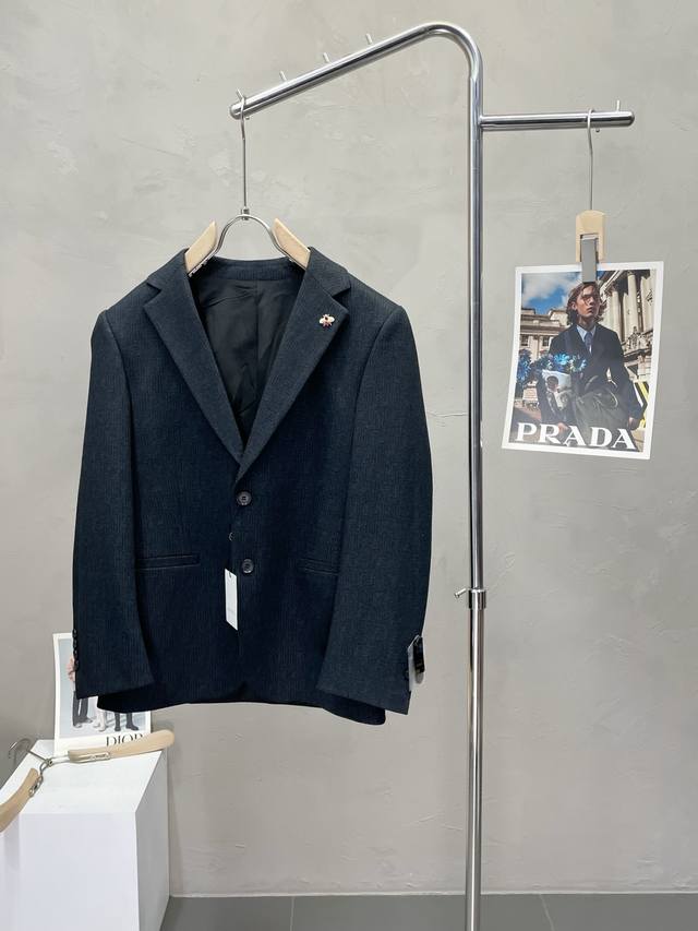 Gucci古驰新款西服套装，外贸公司订单 简约休闲西装外套，独家专供进口原版聚酯纤维面料，透气柔软保暖性很强，笔挺垂感十足，整件衣服车工走线整齐平整，所有五金附