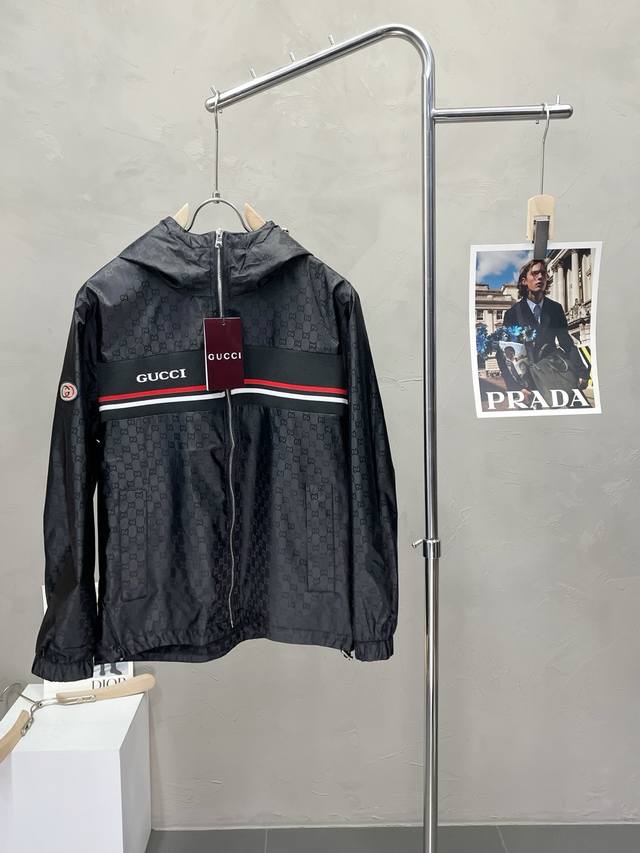 Gucci古驰独家专供最新时尚连帽夹克，经典设计感与颜值爆棚的外套，品质更是无法挑剔品控可以直接入手，不容过错的高端臻品！通过细节图片便可感受到它强悍的气场，聚