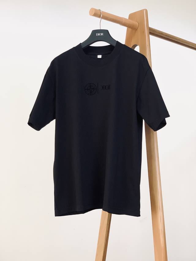 Dior Homme 迪奥 桀傲 Stone Island 石头岛 2025Ss联名新品 甄选高支纯棉面料打造。面料质感超绝，柔软亲肤，上身舒适自在，透气性满分