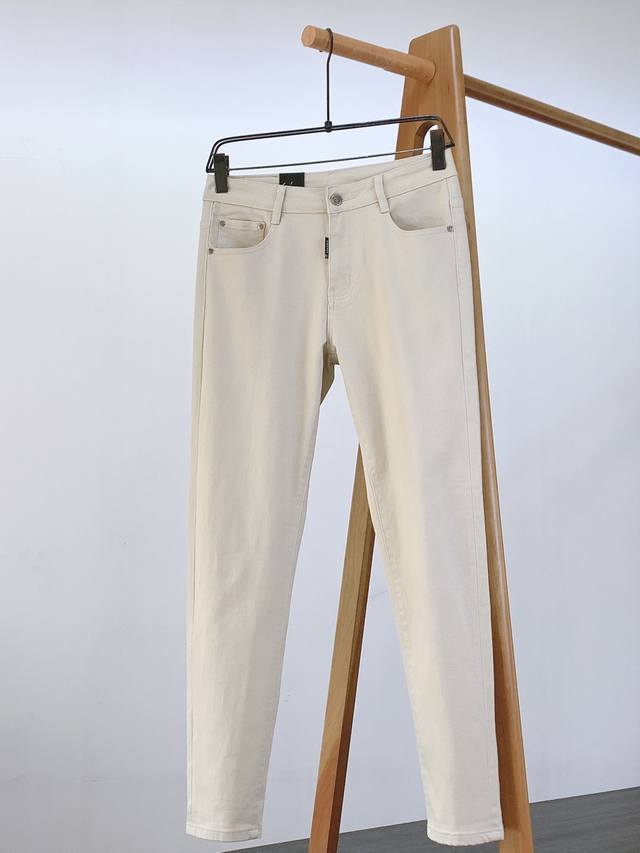 Versace 范思哲 2025Fw早秋新品 高级时装感 牛仔面料 , 洗水牛仔裤。 面料很特殊，超细精仿棉纱混纺，超柔舒适感。 具备牛仔随性感 ,休闲感 ,