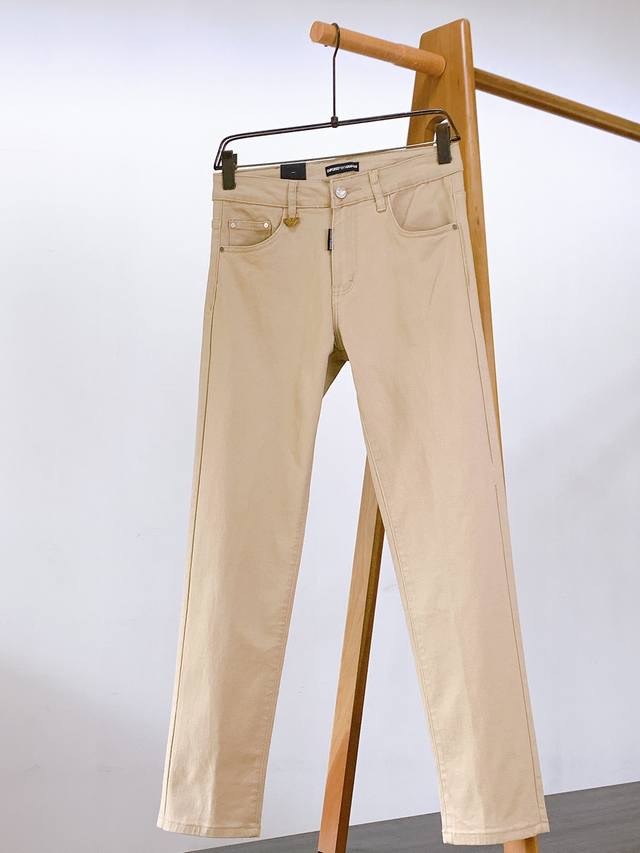 Emporio Armani 阿玛尼 2025Ss春夏新品 高级时装感 牛仔面料 , 洗水牛仔裤。 面料很特殊，超细精仿棉纱混纺，超柔舒适感。 具备牛仔随性感