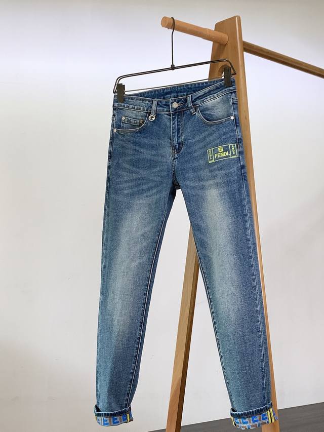 Fendi 芬迪 2025Fw早秋新品 高级时装感，小怪兽系列洗水牛仔裤。 面料很特殊，超细精仿棉纱混纺，超柔舒适感。 具备牛仔随性感 ,休闲感 , 亦有轻松感