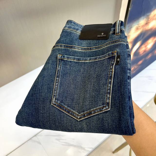 Vers范思哲、2025秋冬新品男士牛仔裤 面料弹性好。独家发售，时尚优雅 重工艺设计。采用原色酵母水洗工艺 配五金装饰 真皮皮牌 精致车线选用土耳其的棉花 生